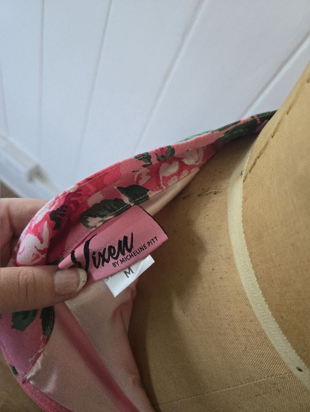 Vixen by Micheline Pitt Vintage Roses Pencil Skirt Medium - Picture 5 of 10